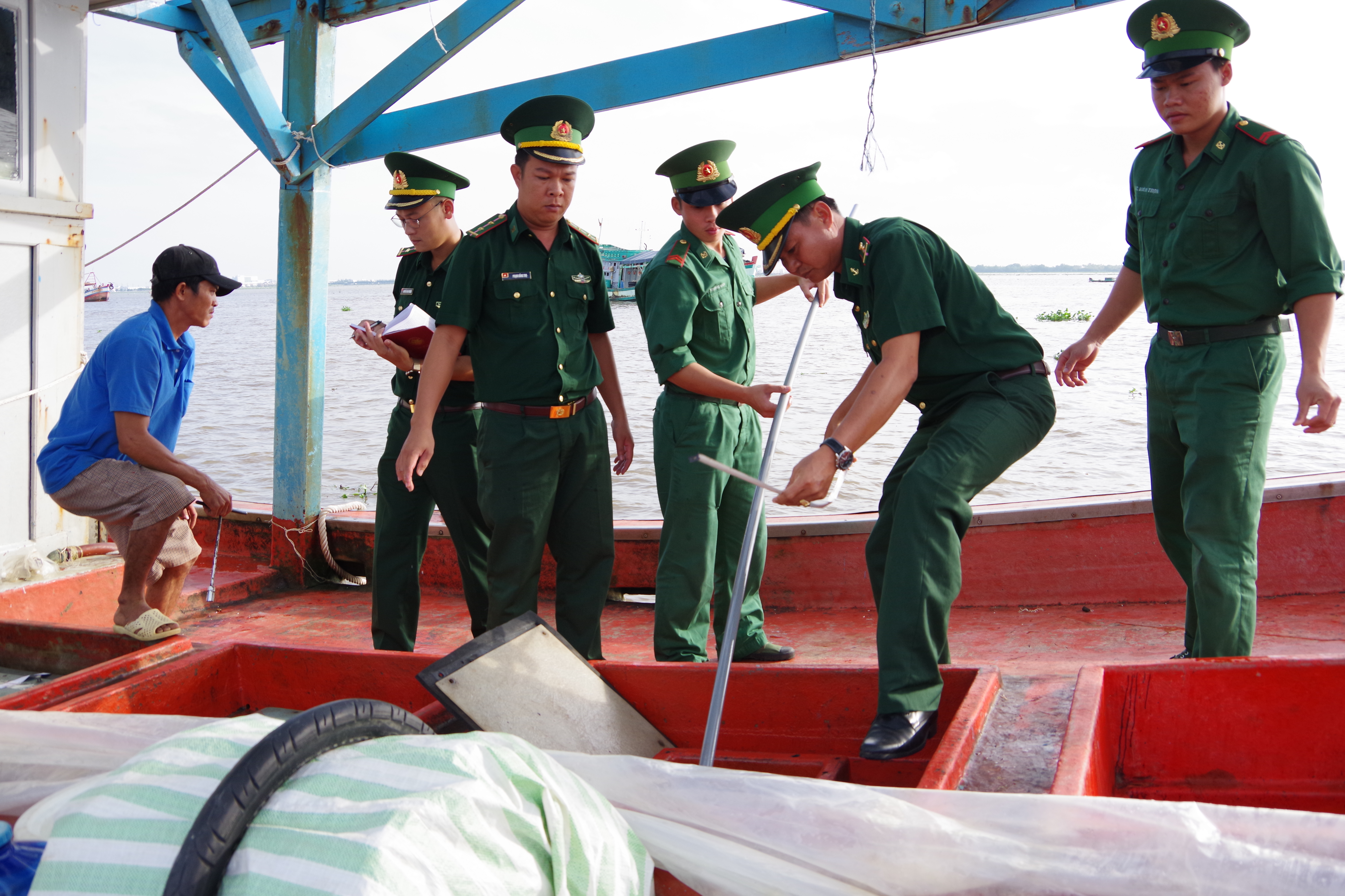 Bắt tàu cá vận chuyển khoảng 20.000 lít dầu DO không rõ nguồn gốc
